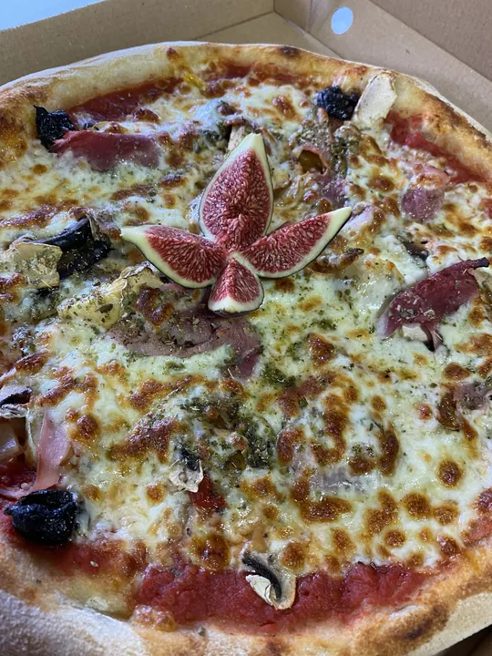 Pizza figue et chèvre sortie du four