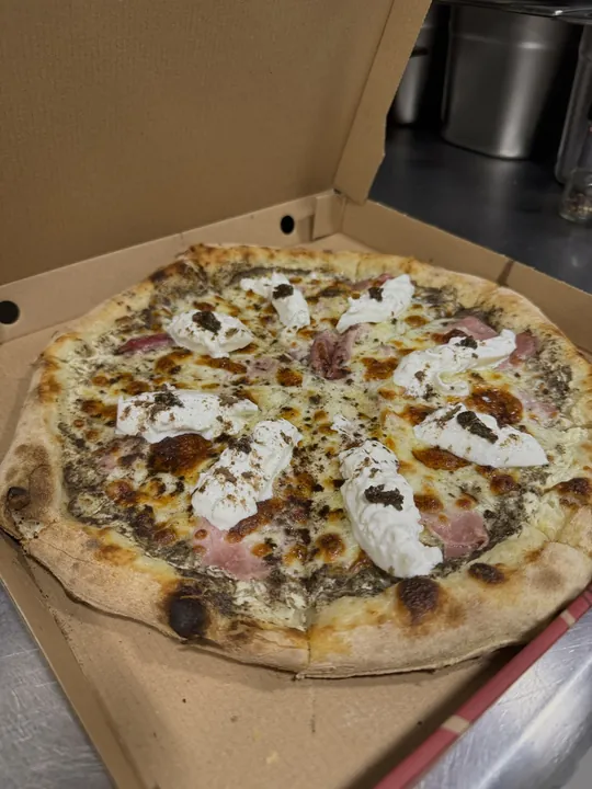 Pizza à la crème de truffe, jambon et burrata, dans sa boîte